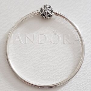 Pandora Sparkling Snowflake Bangle